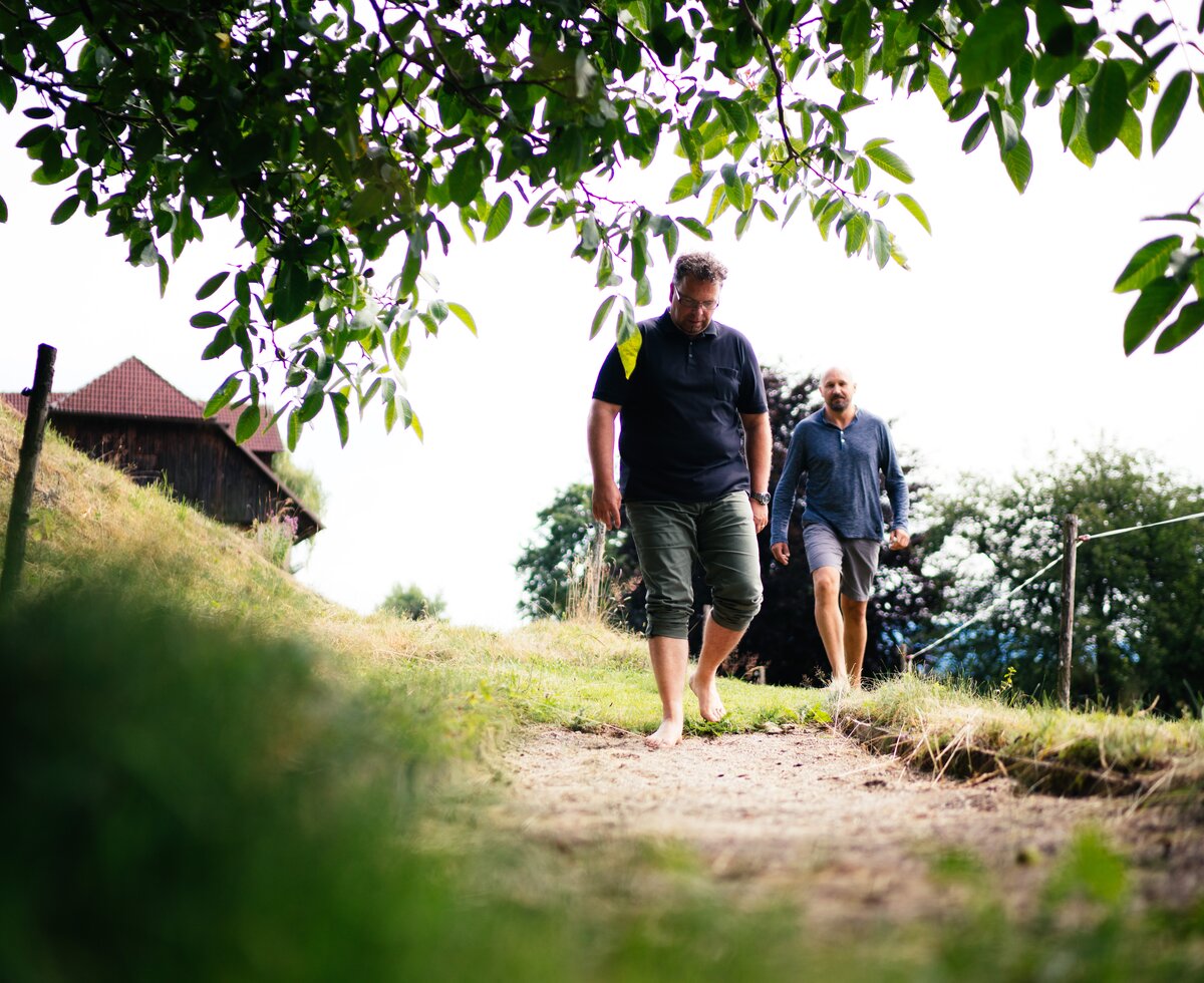 Männer gehen barfuß am Weg | © Urlaub am Bauernhof Kärnten/ Daniel Gollner