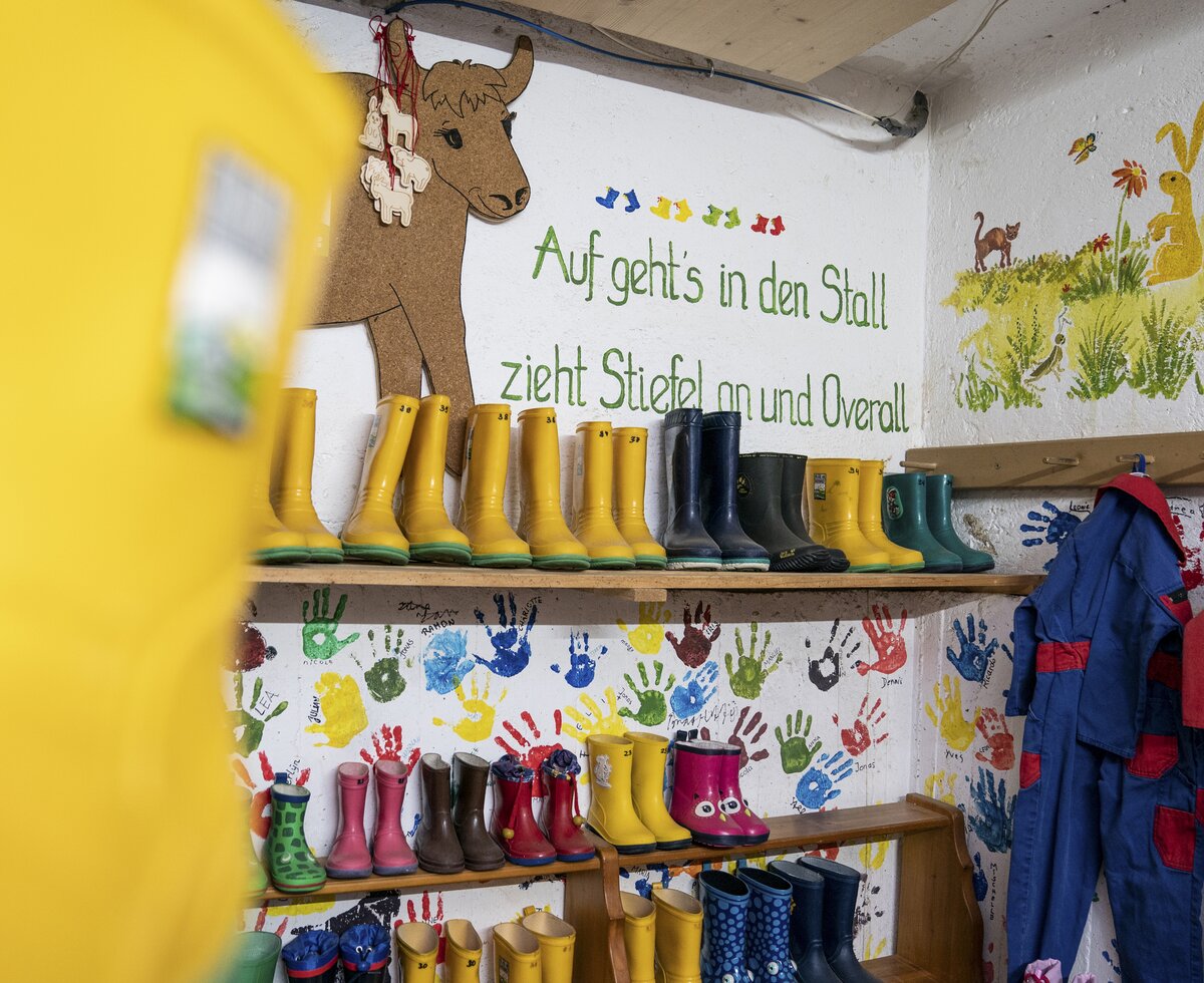 Kindersachen für den Stall Ierzerhof | © Black Tea Fotografie/Viktoria Gstrein  