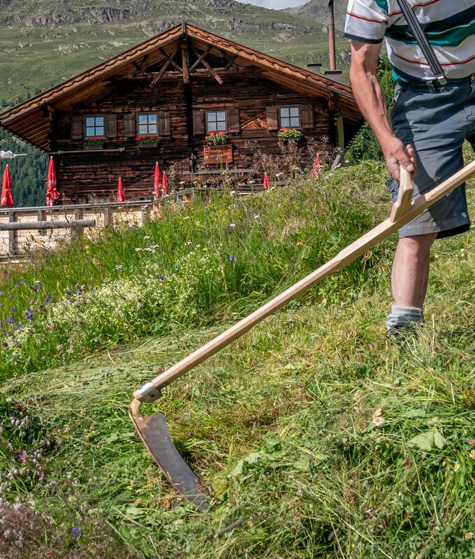 Mit der Sense mähen - Brunnenbergalm | © Black Tea Fotografie/Viktoria Gstrein  