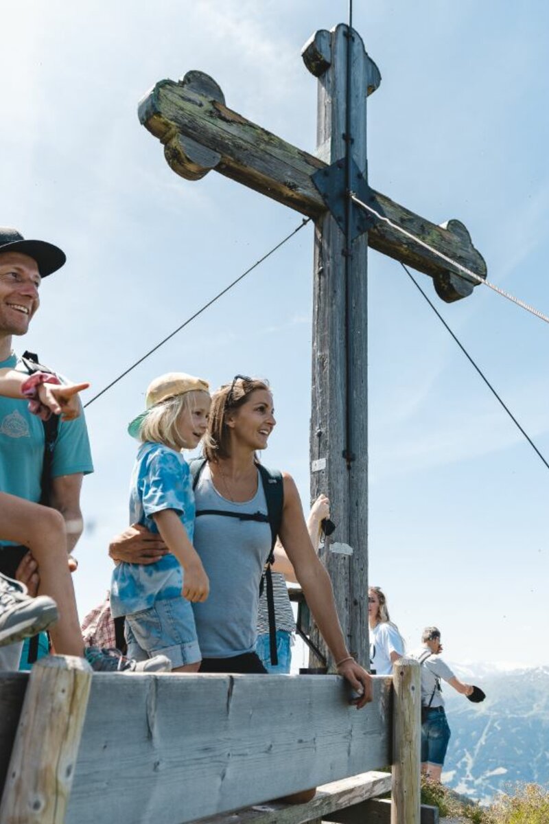 Familie am Gipfel Wiedersbergerhorn Alpbach Sonne | © ©Alpbachtal Tourismus Mathäus Gartner