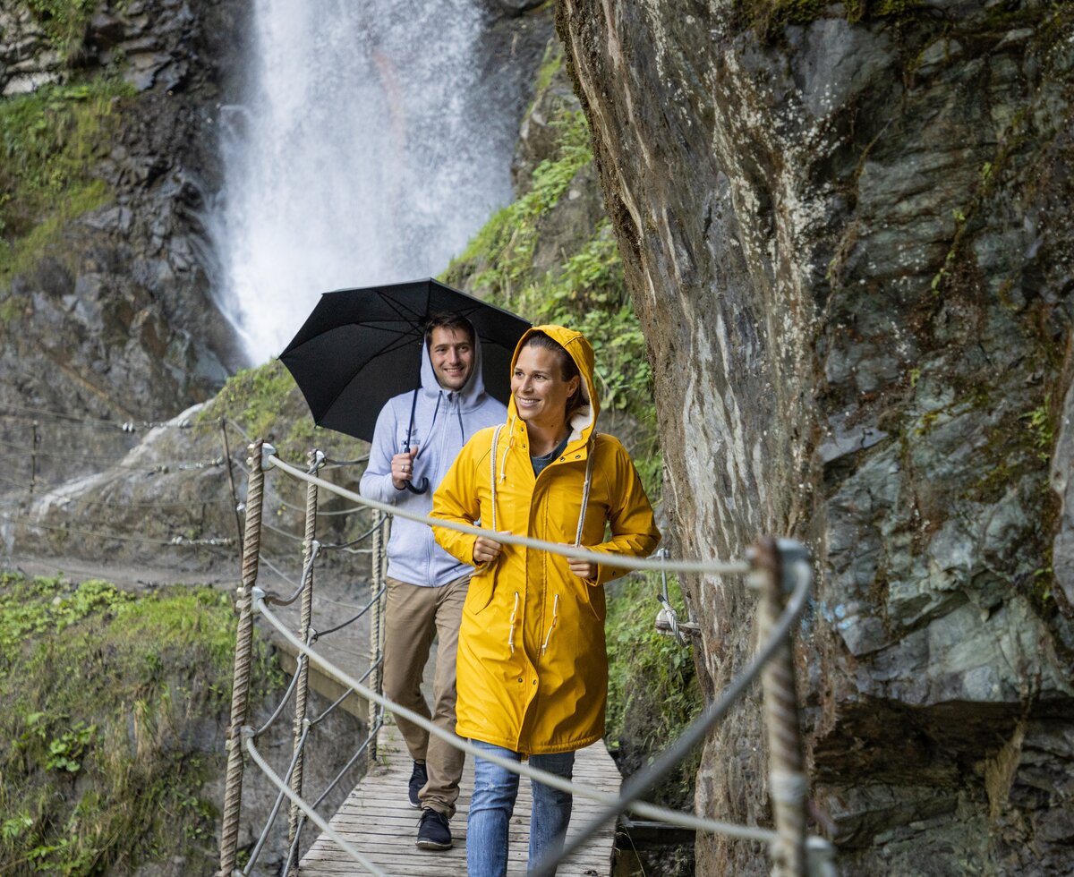 Im Regen am Eifersbacher Wasserfall | © Mirja Geh