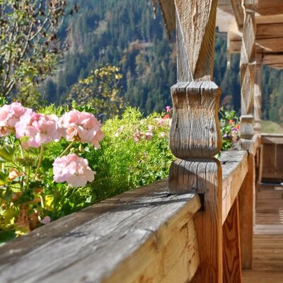 sul balcone decorato di fiori