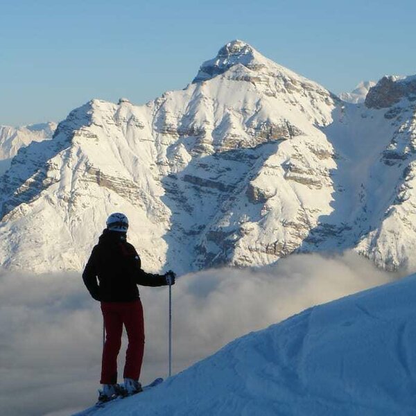 Florian con il monte Serles e le Alpi della Zillertal sullo sfondo