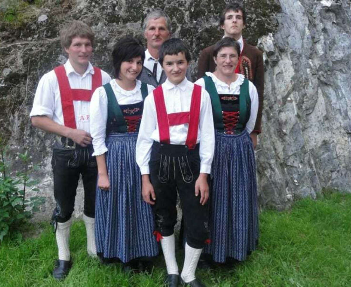 La famiglia Frischmann Il costume tradizionale della valle di Ötztal viene indossato in occasioni speciali quali celebrazioni tradizionali e festività religiose.