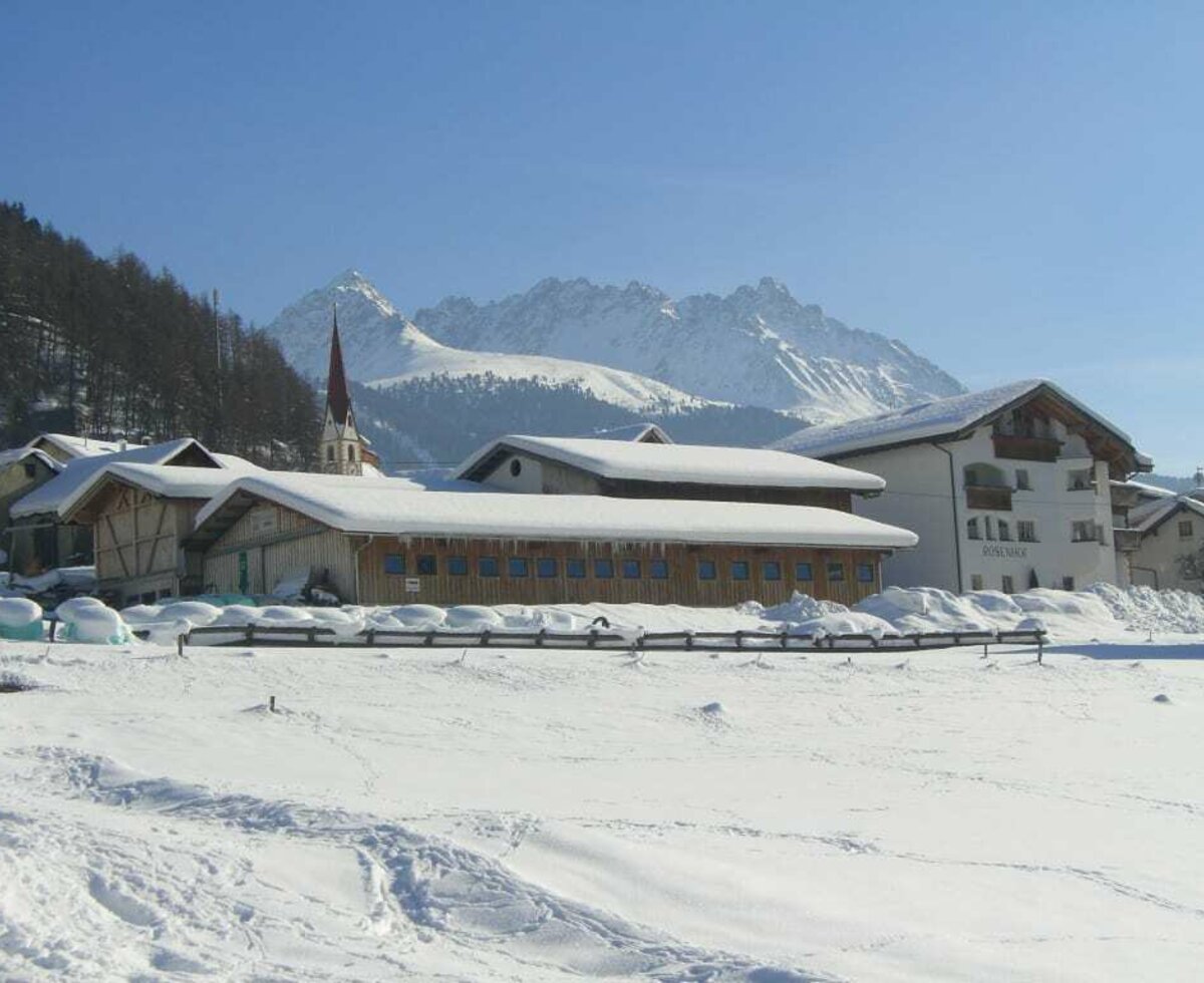 Il Rosenhof (casa e fattoria) d'inverno. L'area sciistica di Bergkastel sullo sfondo.