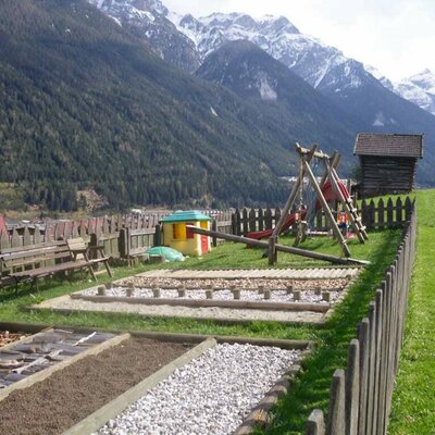 A piedi nudi nel giardino con parco giochi